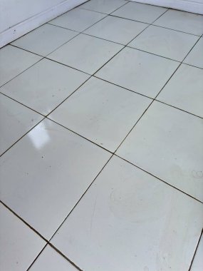 Modern seramik döşeme çağdaş evler veya işletmeler için temiz, parlak ve ferah bir iç tasarım elementi sunar