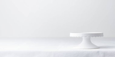 Boş sofra takımı - beyaz masa üzerine beyaz tabak pasta. Tatlı için arka plan olarak yatay afiş fotoğrafı, fotokopi alanı, yemek modeli.