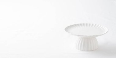 Boş sofra takımı - beyaz masa üzerine beyaz tabak pasta. Tatlı için arka plan olarak yatay afiş fotoğrafı, fotokopi alanı, yemek modeli.