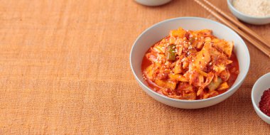 Kimchi, Kimchee in the Bowl, Red Spicy Kim Chi, Hot Fermente Napa Cabbage, Geleneksel Jimchi, Kore mutfağı, fotokopi alanı olan yatay pankart