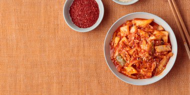 Kimchi, Kimchee in the Bowl, Red Spicy Kim Chi, Hot Fermente Napa Cabbage, Geleneksel Jimchi, Kore mutfağı, fotokopi alanı olan üst görünüm yatay pankart