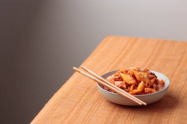 Kimchi, Kimchee in the Bowl, Red Spicy Kim Chi, Hot Fermente Napa Cabbage, Geleneksel Jimchi, Kore mutfağı, fotokopi alanı olan yatay pankart