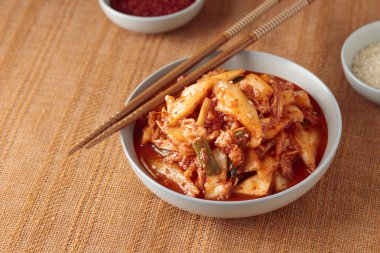 Kimchi, Kimchee in the Bowl, Red Spicy Kim Chi, Hot Fermente Napa Cabbage, Geleneksel Jimchi, Kore mutfağı, fotokopi alanı olan yatay pankart