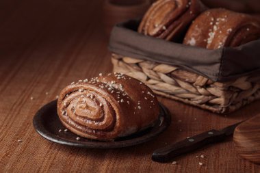 Korvapuusti, geleneksel finniş tarçın ve kakule ruloları, taze pişmiş çörekler tabakta, tatlı İsveç ve Finlandiya, fotokopi alanı ile yatay pankart