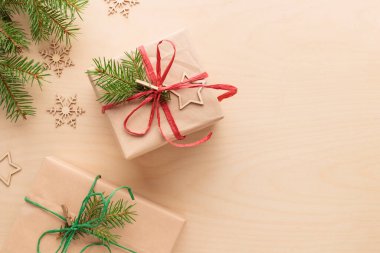 Noel ve sıfır atık, ahşap bir masa üzerinde el işi kağıdında çevre dostu doğal ambalaj hediyeleri, ekolojik Noel tatili konsepti, fotokopi alanı olan ekolojik dekor afişi.