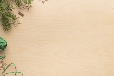 Noel ve sıfır atık, ahşap bir masada çevre dostu doğal dekorasyon, ekolojik Noel tatili konsepti, fotokopi alanı olan eko dekor afişi