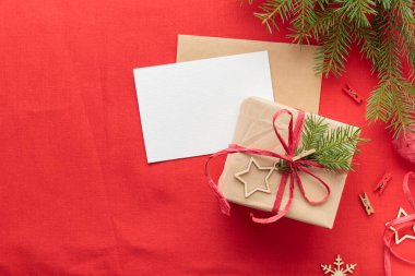 Noel ve sıfır atık, el sanatları kağıdında çevre dostu doğal ambalaj hediyesi ve ahşap bir masa üzerinde tebrik kartı modeli, ekolojik Noel konsepti, fotokopi alanı olan ekolojik dekor afişi.