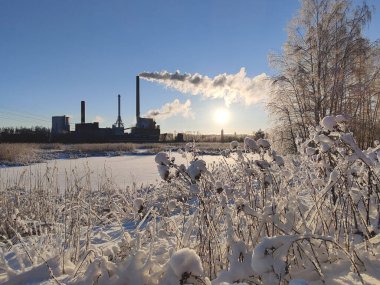Espoo, Finlandiya, 01 Ocak 2024 - Suomenojan doğalgaz ve kömür santrali Finlandiya, kış sabahı. Kopyalama alanı ile