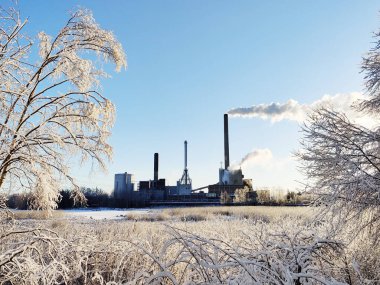 Espoo, Finlandiya, 01 Ocak 2024 - Suomenojan doğalgaz ve kömür santrali Finlandiya, kış sabahı. Kopyalama alanı ile
