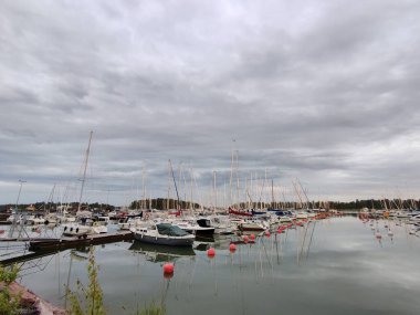 Espoo, Finlandiya, 17 Haziran 2024, Finlandiya 'daki Suomenoja limanının güzel manzarası