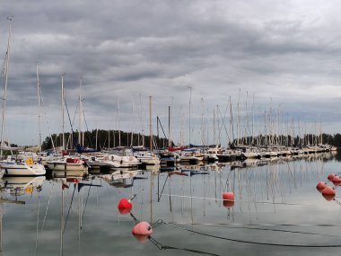 Espoo, Finlandiya, 17 Haziran 2024, Finlandiya 'daki Suomenoja limanının güzel manzarası