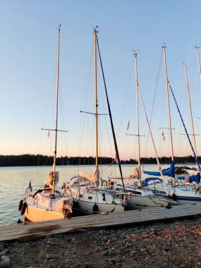 Gasgrund, Finlandiya, 26 Haziran 2024 - Baltık Denizi 'nde demirli yelkenli tekneli deniz marinası, Finlandiya Körfezi, Espoo kentinde yelken açıyor