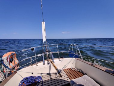 Rüzgar gülü monitörü - Finlandiya Körfezi 'nde güneşli bir yaz gününde yelkenli teknesinde rüzgar otomatik pilotu.