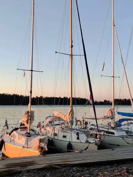 Gasgrund, Finlandiya, 26 Haziran 2024 - Baltık Denizi 'nde demirli yelkenli tekneli deniz marinası, Finlandiya Körfezi, Espoo kentinde yelken açıyor