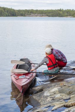 Baba oğluna deniz kenarında kano yapmayı, deniz kenarında kayak yapmayı, kano kullanmayı, Baltık Denizi 'nde kayıkla gezmeyi öğretir. Finlandiya' da yaz tatillerinde, dikey olarak.