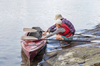 Baba oğluna deniz kenarında kano yapmayı, deniz kenarında kayak yapmayı, kano kullanmayı, Baltık Denizi 'nde kayıkla gezmeyi öğretir. Finlandiya' da yaz tatillerinde, yatay olarak.