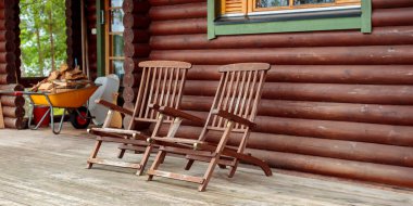 Finlandiya 'da Baltık Denizi yakınlarında Finlandiya' da çam ormanı olan ve takımadalarda sandalyeleri olan sauna evi, saunadan sonra dinlenme yeri..