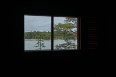 Finlandiya saunası, küçük bir pencereden Baltık Denizi manzarası, yaz tatili, seyahat ve tatil boyunca Finlandiya 'da dinlenme.