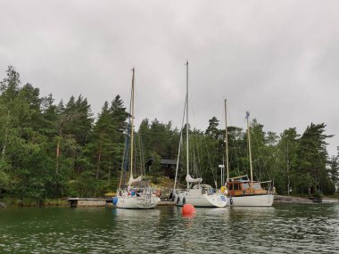 Kirkkonumi, Finlandiya, 17 Temmuz 2024 - Baltık Denizi 'ndeki ada, yelkenli Merivalkama Deniz Marinası, üyeler için kulüp alanı