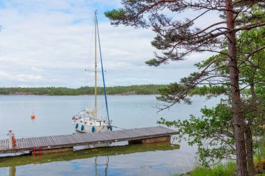 Finlandiya, Baltık Denizi 'ndeki adanın limanına demirlemiş yelkenli, Baltık Denizi' ndeki marinada geleneksel yelken yatı, takımadalarda yaz tatili.