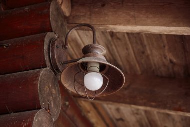 Ahşap zemindeki eski gaz lambası, eski gri çimento arka planı, kopyalanmış pankart.
