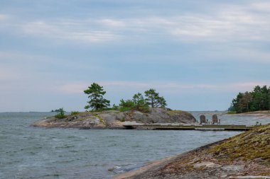 Sakin bir denize bakan boş sandalyelerle rahatlatıcı bir yaz sahnesi. Yaz tatili geçmişi. Finlandiya Körfezi