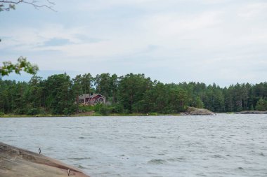 Ormandaki ahşap kulübe. Tatil, tatil ve dinlenme için geleneksel yazlık ev Finlandiya, Kuzey Avrupa 'da güzel doğal çevreye sahiptir.