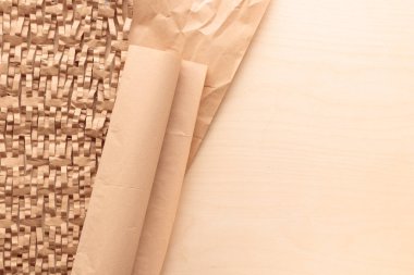 Çevre koruma için geri dönüştürülmüş kağıttan yapılmış çevre dostu ambalaj malzemeleri, sürdürülebilir tüketim ve çevre koruması sıfır kavramı kopya alanı olan ahşap bir arka planda