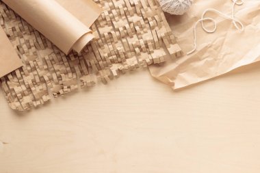 Çevre koruma için geri dönüştürülmüş kağıttan yapılmış çevre dostu ambalaj malzemeleri, sürdürülebilir tüketim ve çevre koruması sıfır kavramı kopya alanı olan ahşap bir arka planda