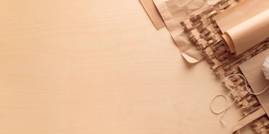 Çevre koruma için geri dönüştürülmüş kağıttan yapılmış çevre dostu ambalaj malzemeleri, sürdürülebilir tüketim ve çevre koruması sıfır kavramı kopya alanı olan ahşap bir arka planda