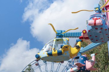 Helsinki, Finlandiya - 19 AĞUSTOS 2024: Atlıkarıncalı Linnanmaki lunaparkı, boş