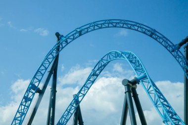 Helsinki, Finlandiya - 19 AUGust 2024: Linnanmaki lunaparkı hareket halindeki hız treni Taiga, arka planda mavi gökyüzü, mutlu insanlar