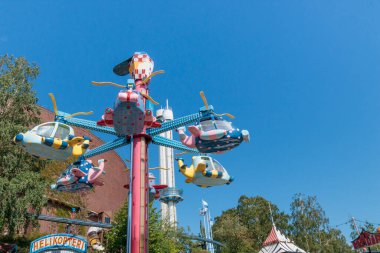 Helsinki, Finlandiya - 19 AĞUSTOS 2024: Atlıkarıncalı Linnanmaki lunaparkı, boş