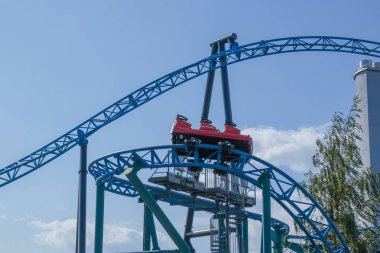 Helsinki, Finlandiya - 19 AĞUSTOS 2024: Hız treni Tulireki ile Linnanmaki lunaparkı, arka planda mavi gökyüzü, mutlu insanlar