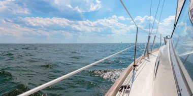 Açık denizde yelken açan bir pankart. Yan güverteye bakın. Klasik yelkenli. Yaz macerası, tatil, tatil, yelkenli yarışı, Finlandiya 'da spor, Finlandiya Körfezi