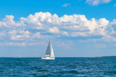 Genoa 'nın altında beyaz yelkenli ve sakin bir denizde yelken açan ana yelkenli. Gezi, tatil, yelkenli yarışı, spor. Finlandiya Körfezi