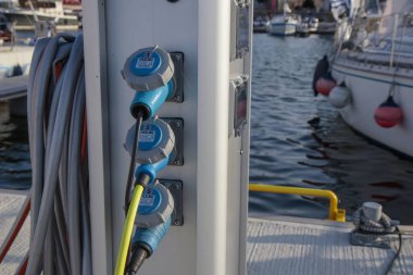 Tallinn, Estonya - 29 Haziran 2024 - Gemiler için NoBlessner Marina, şarj ve su istasyonu, limandaki gemileri şarj edecek elektrik prizleri, su menfezi ve hortum