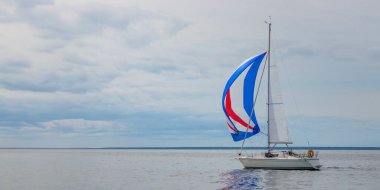 Açık denizlerin dalgalarında yelken açıyorlar. Yelkenli deniz manzarası. Yelkenli yelkenli yelkenli altında yelken açan yat. Yarışa katılıyor. Romantik yat gezisi afişi