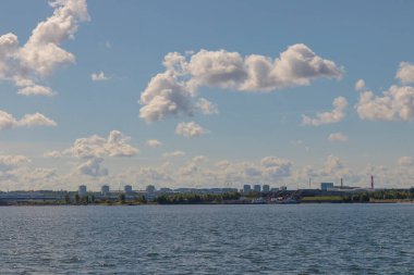 Uzaktan Tallinn silueti, deniz tarafından. Baltık Denizi Tallinn Körfezi önde. Açık yaz havası - Estonya 'da Temmuz.