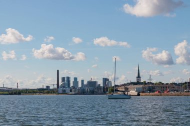 Tallinn silueti ve uzaktan bir yelkenli - deniz kenlisi. Baltık Denizi Tallinn önde. Açık yaz havası - Estonya 'da Temmuz.