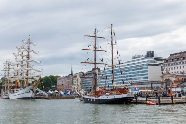 Finlandiya, Helsinki - 5 Temmuz 2024: Finlandiya 'daki Uzun Gemi Yarışları, Helsinki Eski Pazar Meydanı' ndaki gemi ve ziyaretçi manzarası
