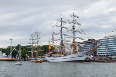 Finlandiya, Helsinki - 5 Temmuz 2024: Finlandiya 'daki Uzun Gemi Yarışları, Helsinki Eski Pazar Meydanı' ndaki gemi ve ziyaretçi manzarası