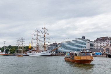 Finlandiya, Helsinki - 5 Temmuz 2024: Finlandiya 'daki Uzun Gemi Yarışları, Helsinki Eski Pazar Meydanı' ndaki gemi ve ziyaretçi manzarası