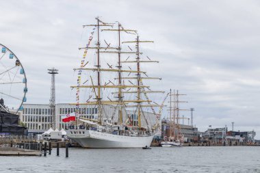 Finlandiya, Helsinki - 5 Temmuz 2024: Finlandiya 'daki Uzun Gemi Yarışları, Helsinki Eski Pazar Meydanı' ndaki gemi ve ziyaretçi manzarası