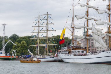 Finlandiya, Helsinki - 5 Temmuz 2024: Finlandiya 'daki Uzun Gemi Yarışları, Helsinki Eski Pazar Meydanı' ndaki gemi ve ziyaretçi manzarası