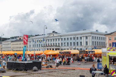 Finlandiya, Helsinki - 5 Temmuz 2024: Helsinki Eski Meydanı Kauppatori pazarı - ziyaretçiler ve turistlerle pazar günü
