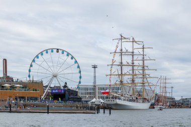 Finlandiya, Helsinki - 5 Temmuz 2024: Finlandiya 'daki Uzun Gemi Yarışları, Helsinki Eski Pazar Meydanı' ndaki gemi ve ziyaretçi manzarası