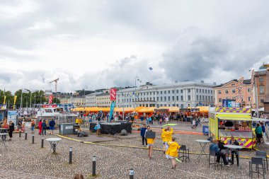 Finlandiya, Helsinki - 5 Temmuz 2024: Helsinki Eski Meydanı Kauppatori pazarı - ziyaretçiler ve turistlerle pazar günü