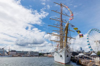 Finlandiya, Helsinki - 5 Temmuz 2024: Finlandiya 'da Uzun Gemiler Yarışları 2024, gemi Dar Mlodziezy ve Pogoria ve Helsinki Eski Pazar Meydanı ziyaretçileri