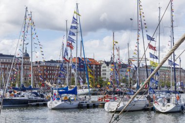 Finlandiya, Helsinki - 5 Temmuz 2024: Finlandiya 'da Uzun Gemiler Yarışları, Helsinki Pohjoissatama Katadanokka' daki gemi ve ziyaretçi manzarası